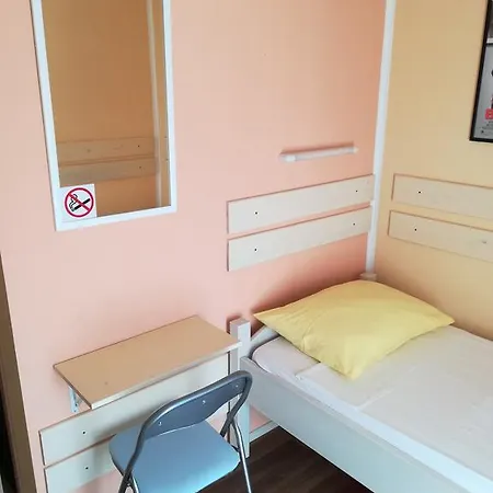Cinema House Single&double Rooms&studio 2* Pula