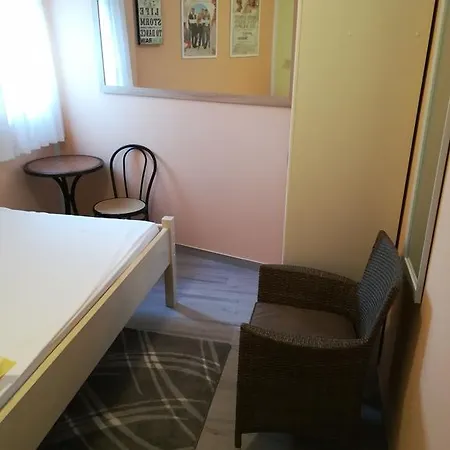 Cinema House Single&double Rooms&studio 2* Pula