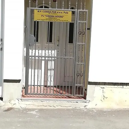 Gostinjska kuća Cinema House Single & Double & 2*