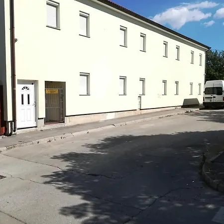 Cinema House Single&double Rooms&studio Pensión 2*