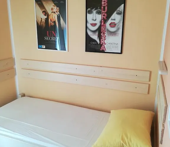 Cinema House Single & Double & 게스트하우스 2*