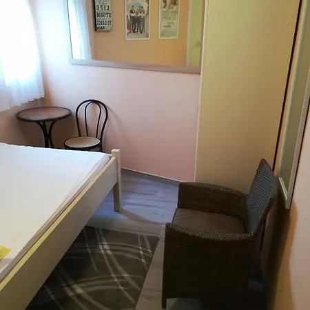 Cinema House Single & Double & 2* PUY