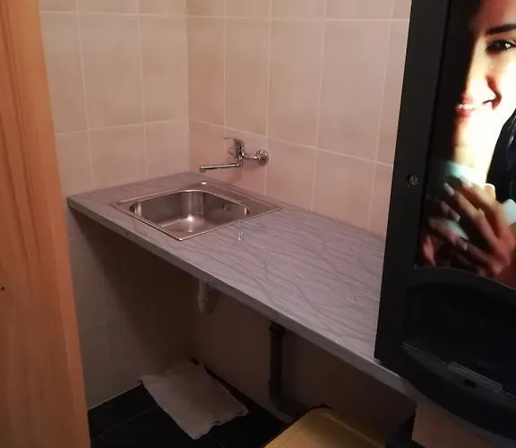 Cinema House Single & Double & 2* Pula