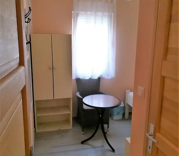 Cinema House Single & Double & Maison d'hôtes 2*