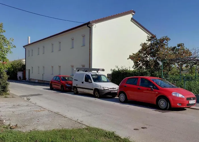 Cinema House Single & Double & Maison d'hôtes 2*