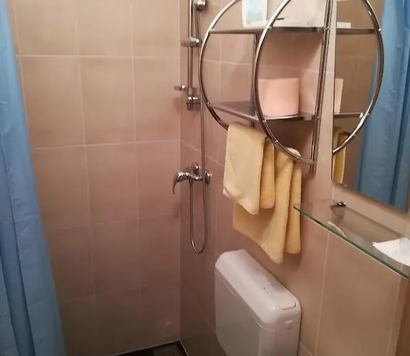 Cinema House Single & Double & 2* Pula